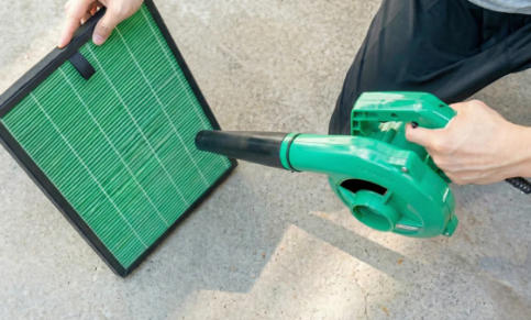 Come pulire il filtro dell'aria domestico lavabile molto sporco.jpg